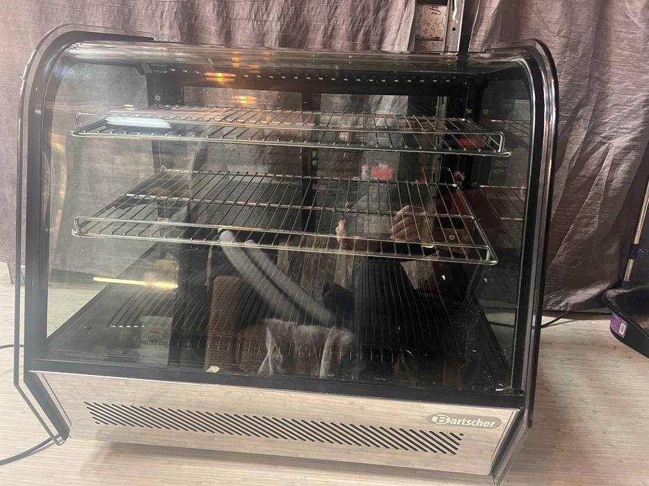 Продам кондитерську вітрину 120л