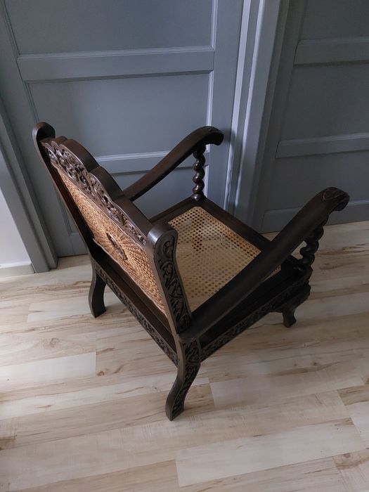 fotel kolonialny drewniany rzeźbiony z rafią plecionką wiedeńską