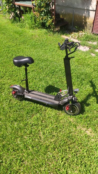 Hulajnoga elektryczna z siodełkiem