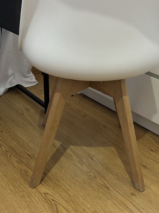 cadeira estilo nordico branca e madeir