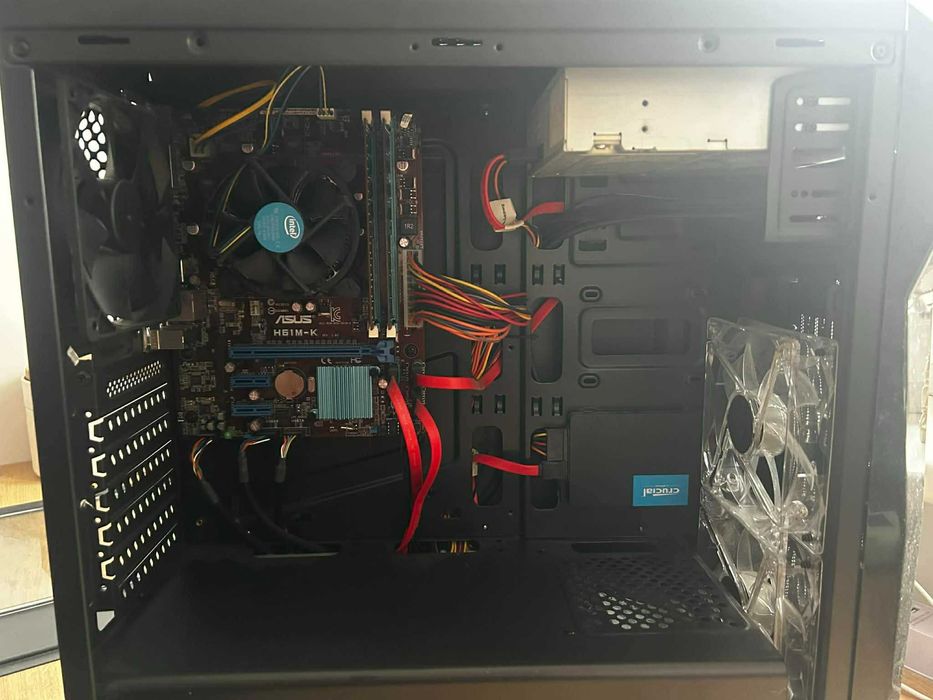 Zestaw komputer stacjonarny, myszka, monitor i klawiatura