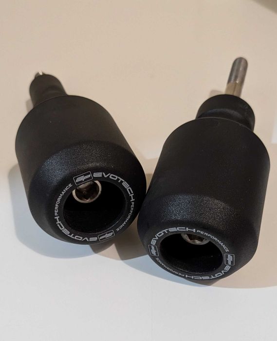Cogumelos de proteção Evotech (BMW F900R)