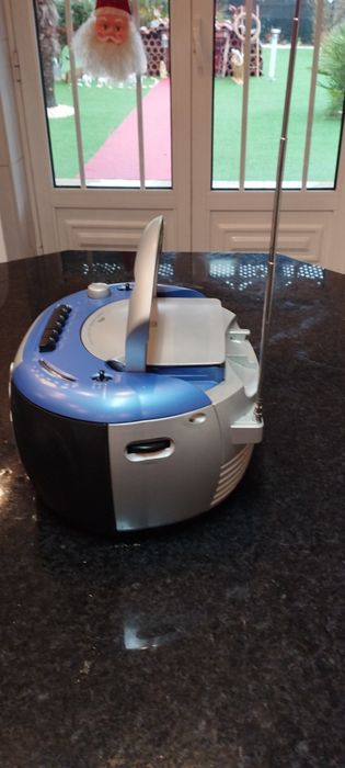 Radio portátil . Leve e prático para transportar para qualquer local.