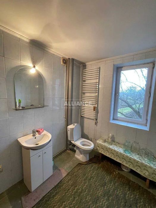 Добротний будинок з усіма комунікаціями в передмісті!