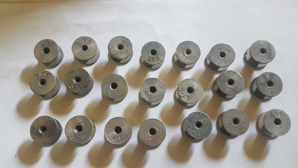 różne szpulki aluminiowe do maszyn do szycia 21 szt
Singer