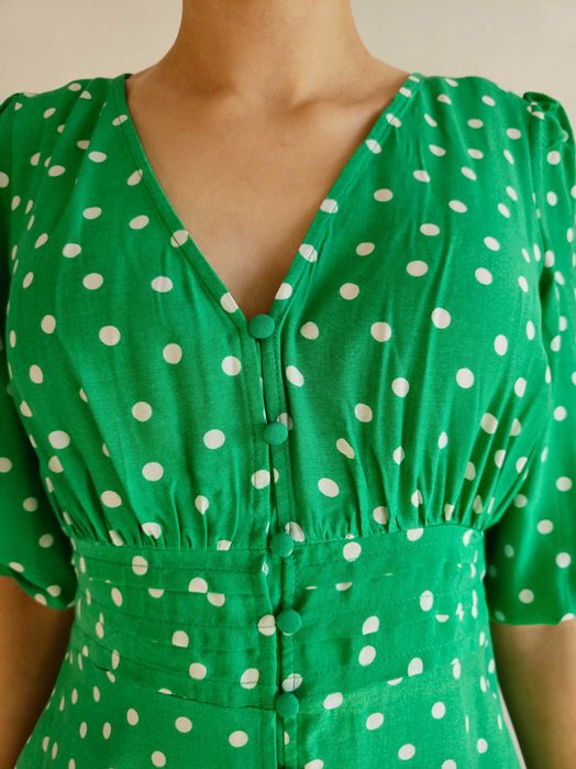 Zielona sukienka midi w grozki / kropki