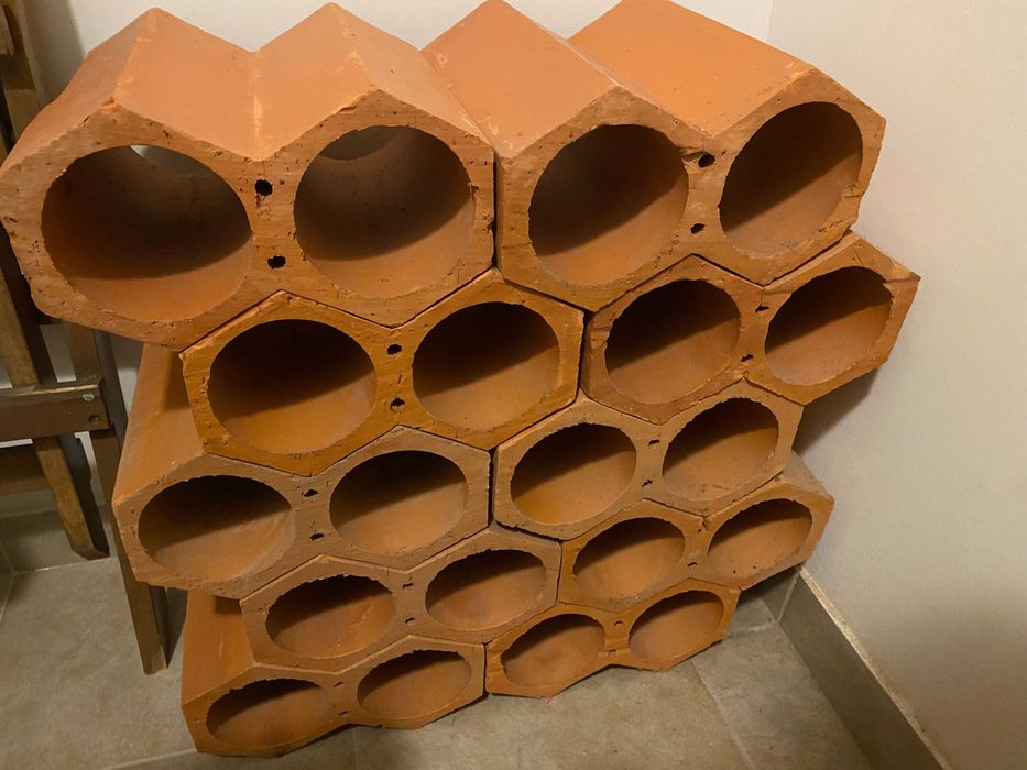 Suportes em tijolo para garrafa de vinho