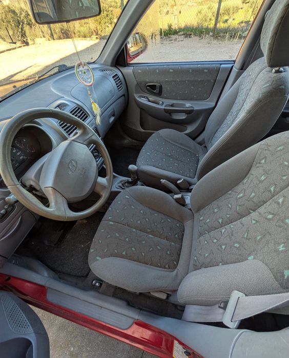 Hyundai Accent com poucos quilometros