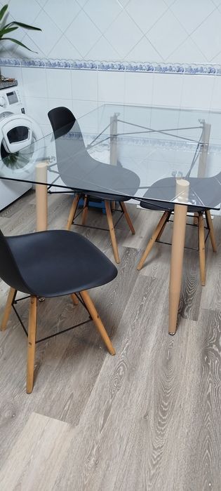 Mesa vidro e madeira com 3 cadeiras