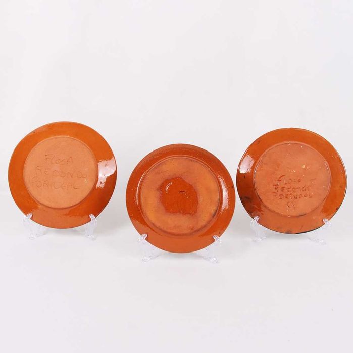 Conjunto de três pratos decorativos em olaria alentejana