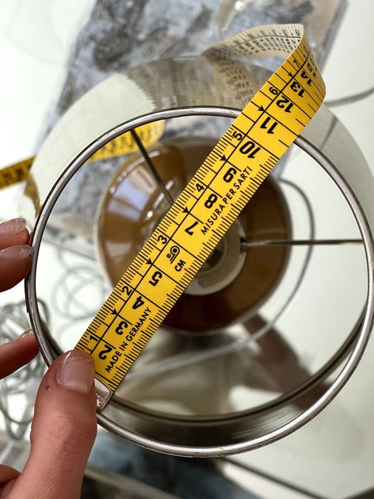 Candeeiros de mesa dourados Zara Home género Kartell Cindy