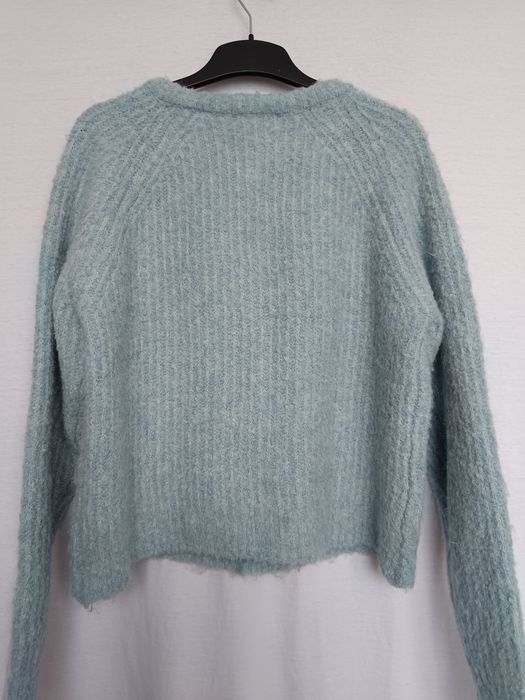 Sweter z ozdobnymi guzikami