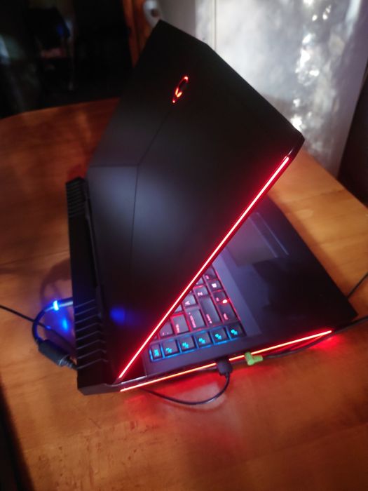 Ігровий ноутбук Alienware 17 R5 / i7-8750H / GTX 1070 8GB / 16GB RAM / SSD 512GB