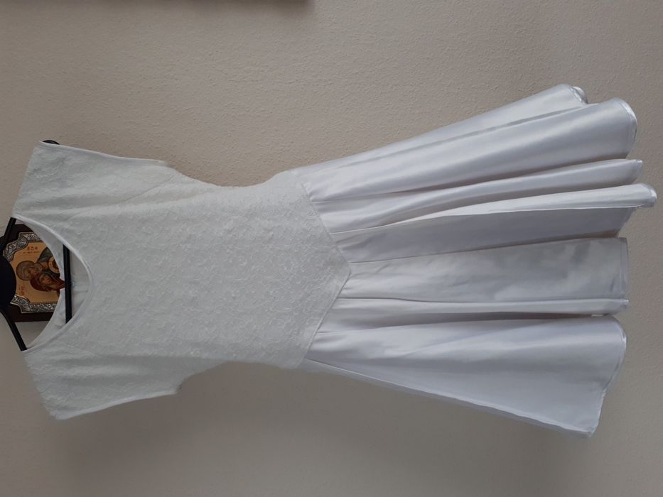 Elegancka biała sukieneczka