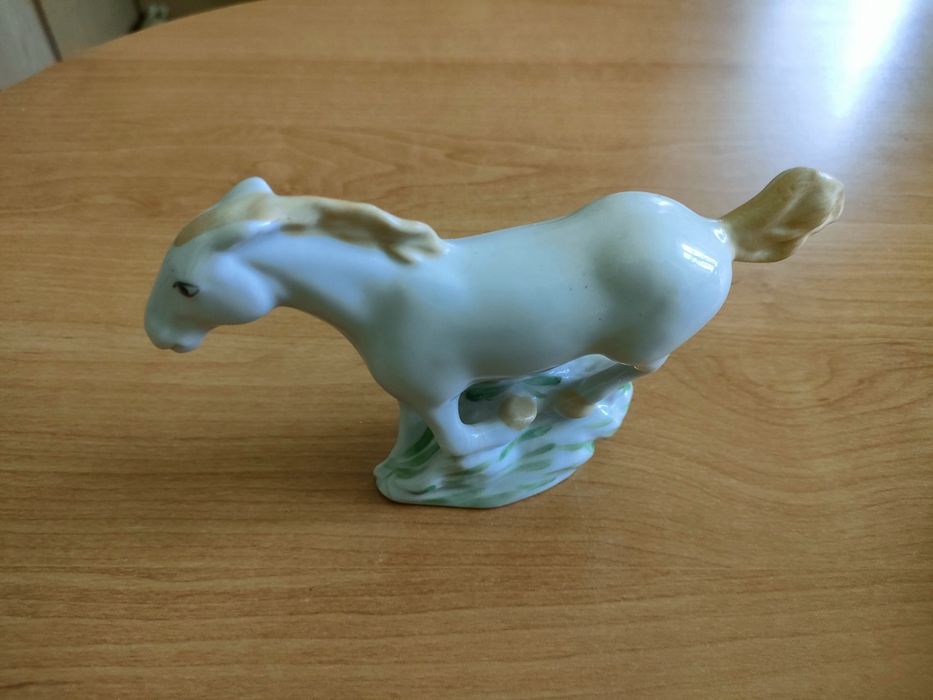 Konik porcelanowy
