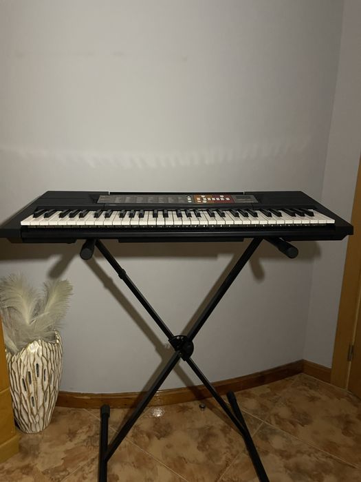 Teclado eletrónico muito bem estimado com suporte