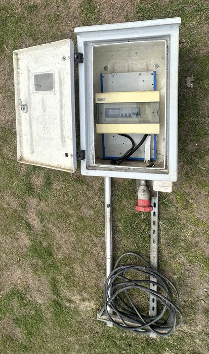Skrzynka elektryczna z kablem prąd budowlany