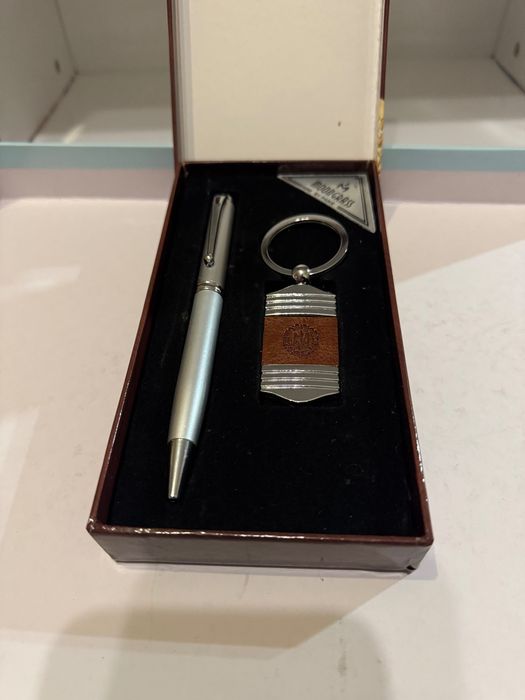 Набор подарочный, отличного качества, ручка и брелок