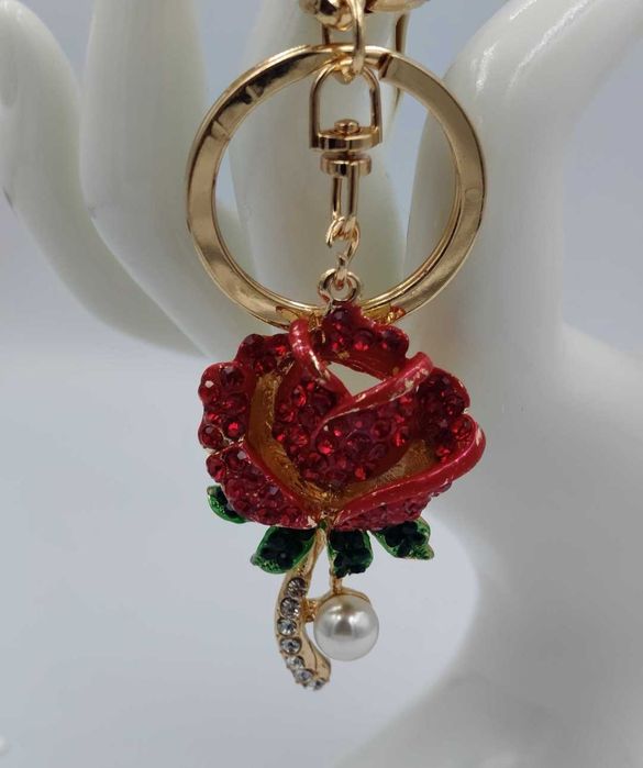 Błyszczący brelok czerwona róża kryształki zawieszka do kluczy torebki