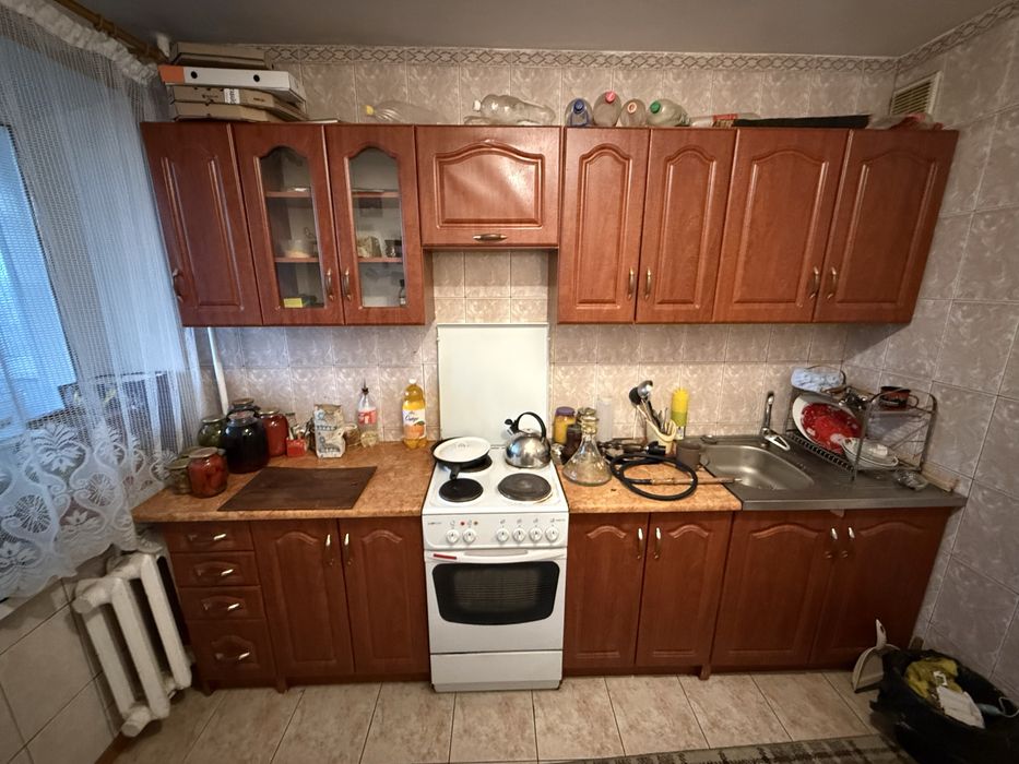 Однокімнатна. Косметичний стан. Не кутова. Цегла. Біля зупинки