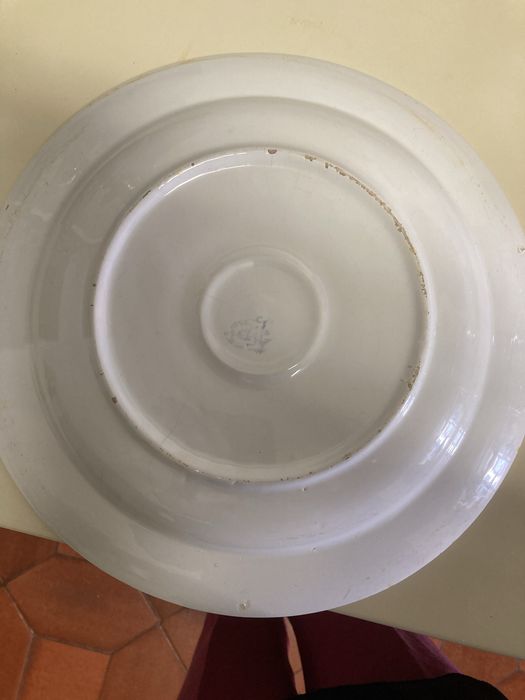 Prato e caneca em louça.