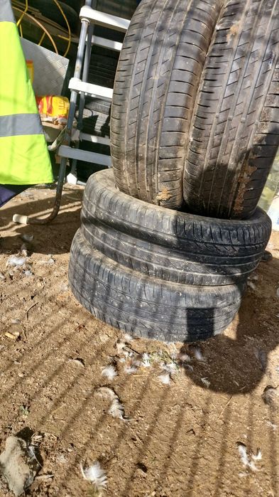 Vários pneus em bos estado