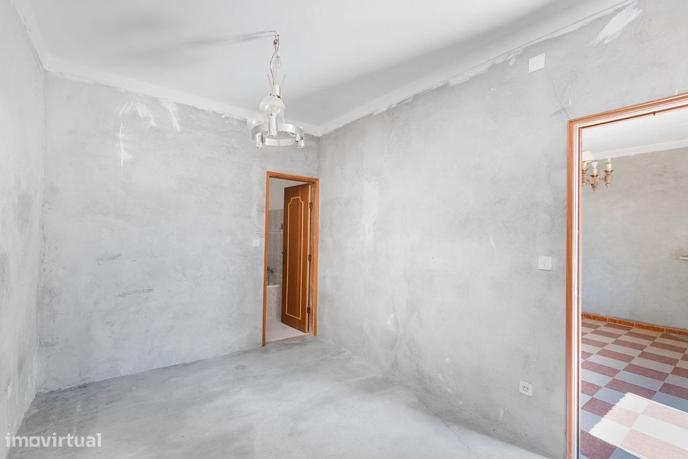 Moradia em pedra isolada com piscina e jardim