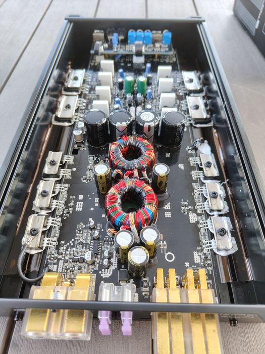Wzmacniacz car audio 4 kanałowy