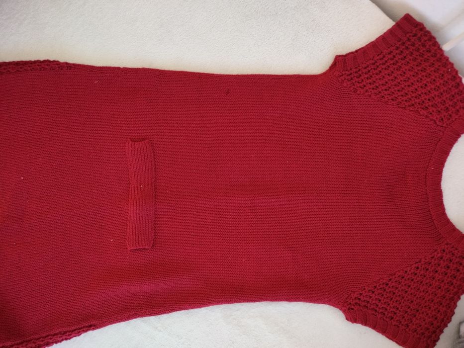 Czerwony sweter z domieszką wełny