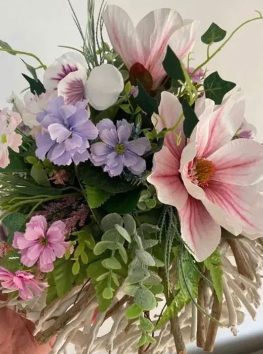 Sztuczny stroik kwiatów