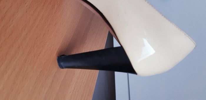 szpilki GINO ROSSI skóra lakierowana r.37