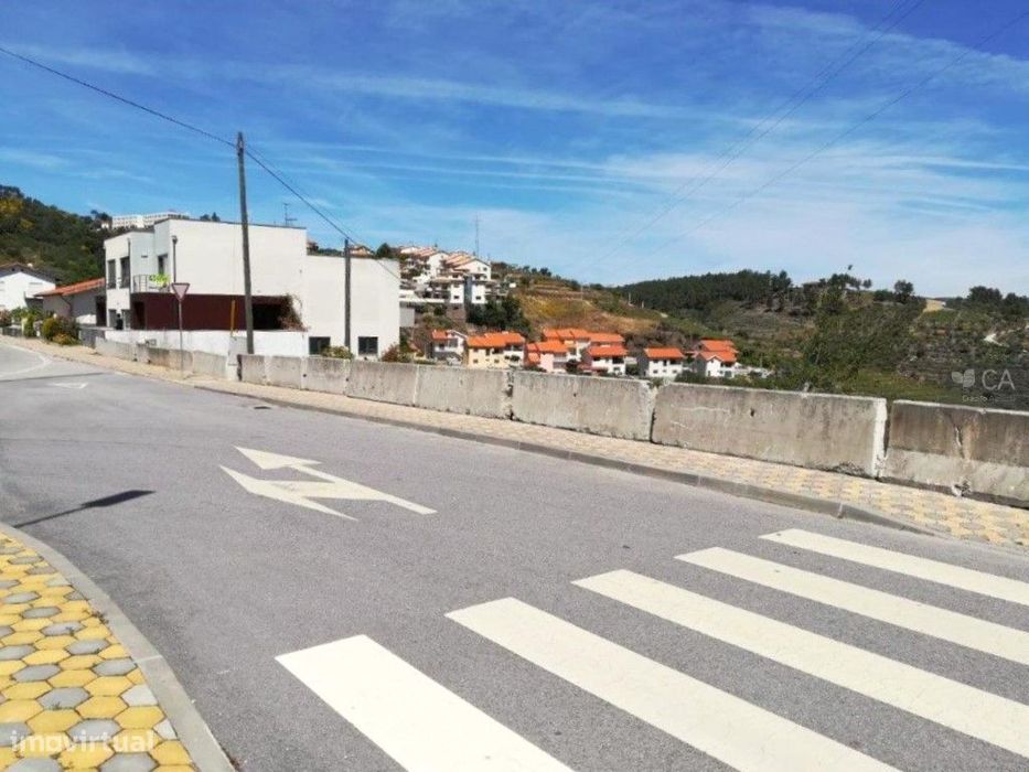 Lote de terreno com 536m² destinado à construção de uma moradia uni...