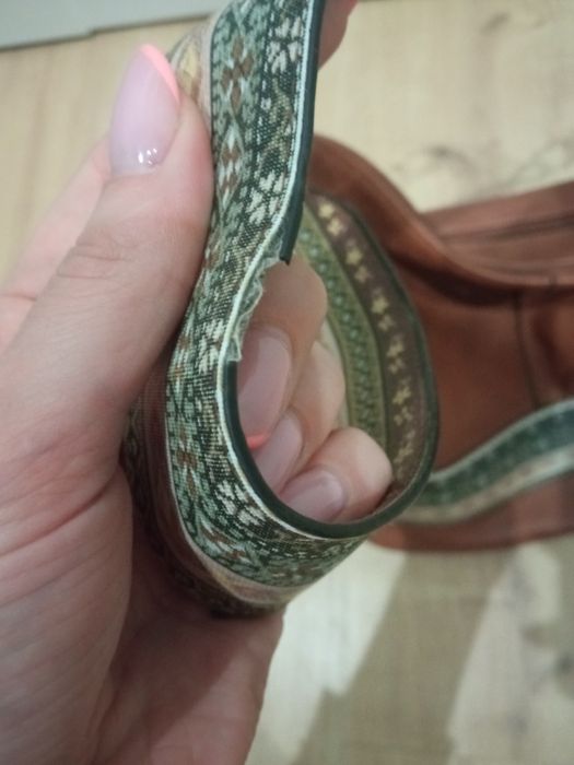 Brązowa torebka z szerokim paskiem