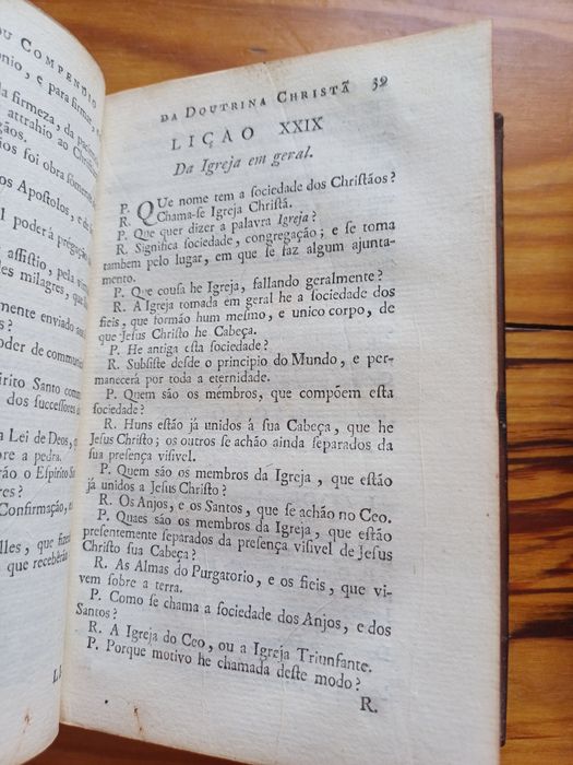 Livro de catecismo muito antigo, do Séc. XVIII