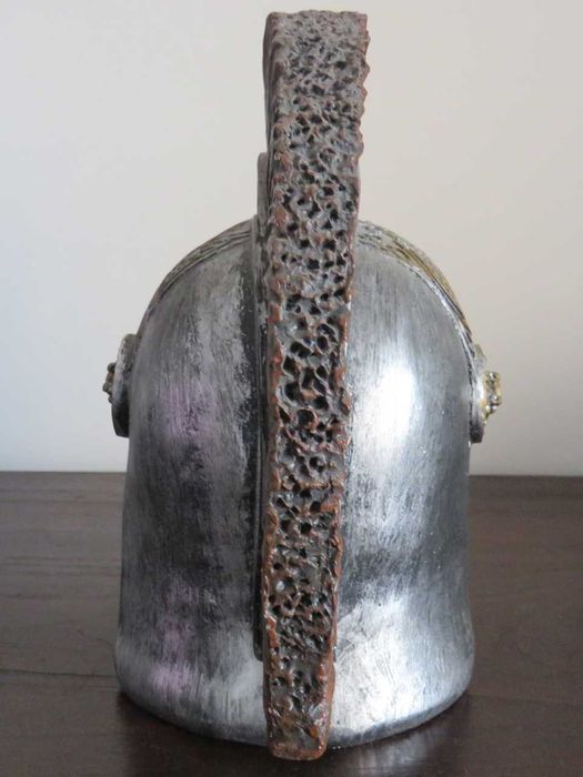 Estátua Caveira com Capacete Romano