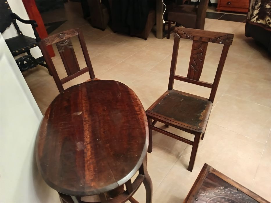 Mesas e cadeira de sala