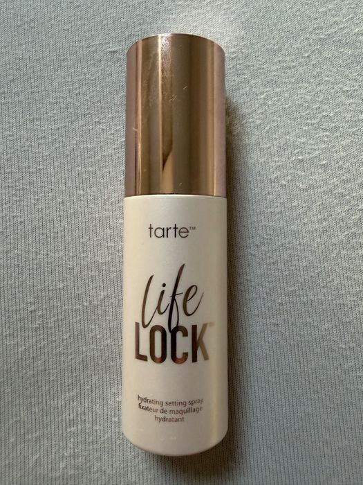 Life Lock - Nawilżający wodoodporny spray utrwalający. Tarte
