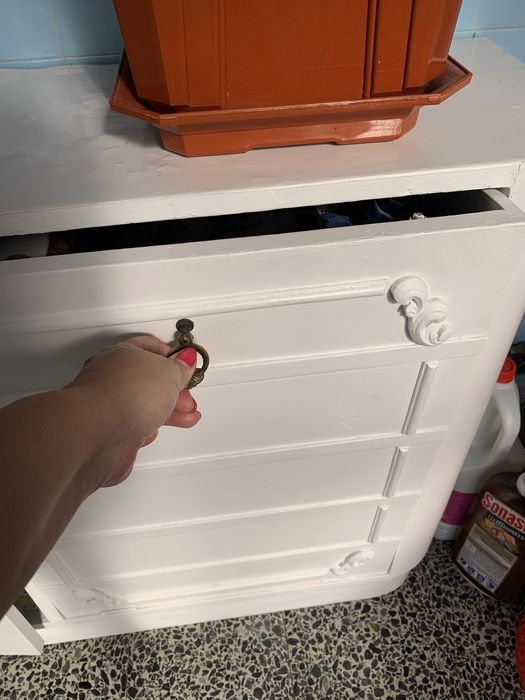 Móvel branco com tulha