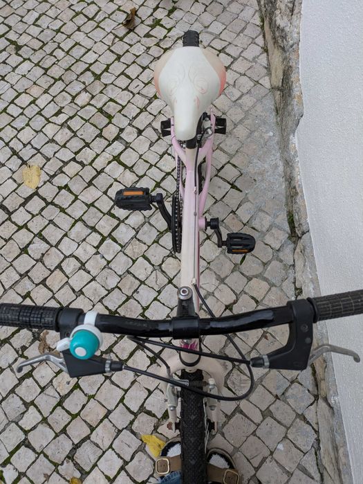 Bicicleta infantil cor-de-rosa