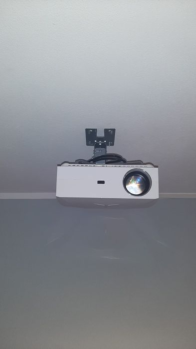 Projetor com suporte e cabo hdmi grande.