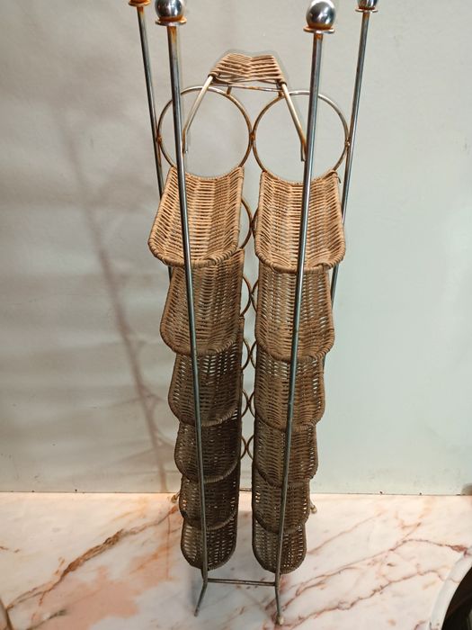 Garrafeira capacidade 12 garrafas com estrutura metálica e cestos em v