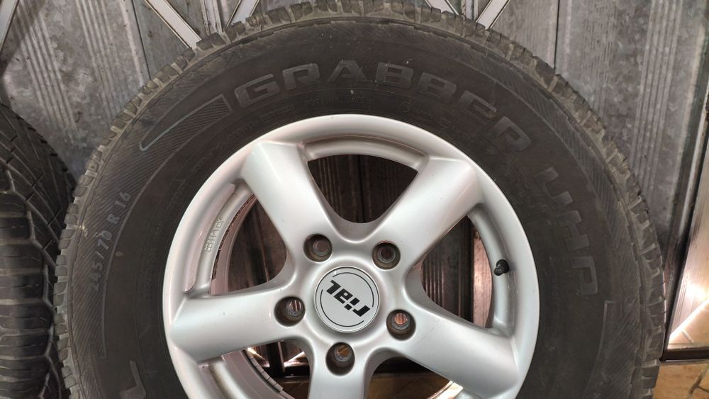 Jantes com pneus 245/70-16 General Grabber