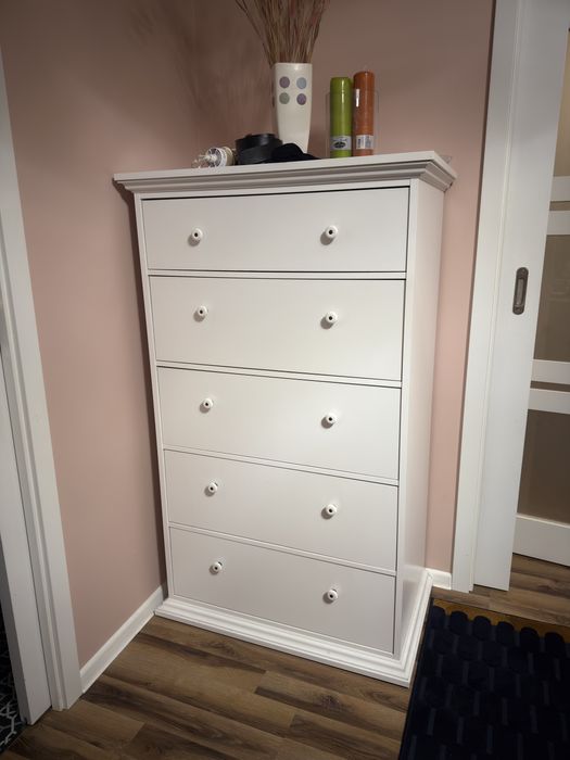 Jysk Fredensborg  skandynawska komoda  wysoka bieliżniarka szuflady