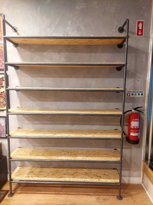 Estantes com prateleiras