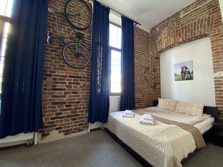 Готель « Ровер» власна парковка , ближній центр, сніданки.