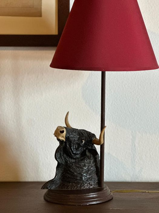 Candeeiro com touro bravo toiro