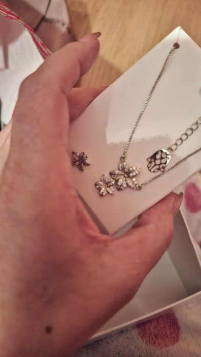 Conjunto Excellanc – Relógio Prateado, Colar e Brincos.