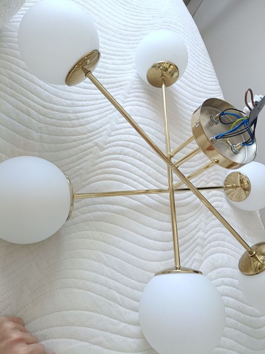 Złota lampa białe kule sufitowa wiszącą