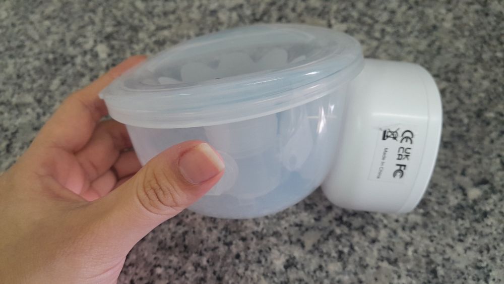 Bomba elétrica de extração de leite materno, pouco usada.