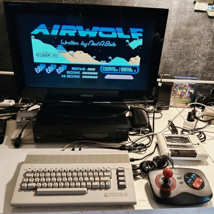 Commodore C64C em bom estado